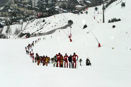 Los participantes subiendo la pista del Río Los participantes subiendo la pista del Río